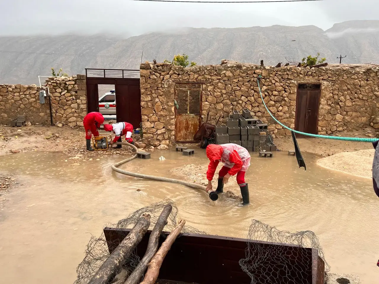 تداوم امدادرسانی هلال‌احمر فارس به آسیب‌دیدگان حوادث جوی اخیر+ فیلم