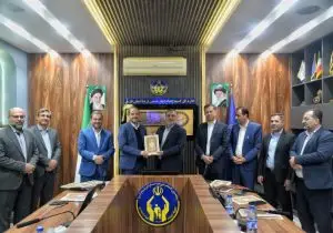 سه‌ لوح تقدیر به کمیته امداد فارس در آیین بزرگداشت هفته بسیج در خوزستان اهدا شد