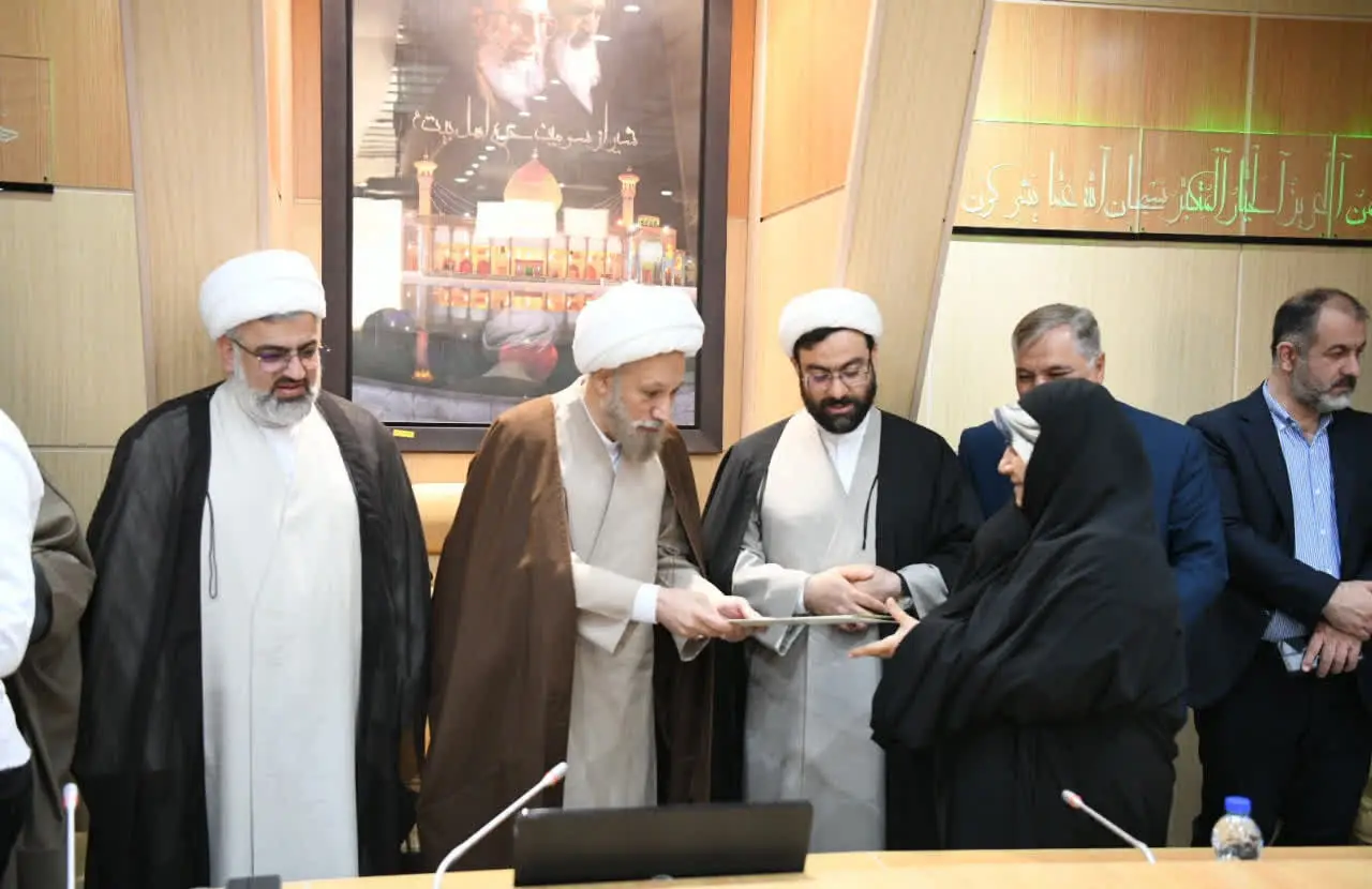 مراسم تجلیل از حافظان و قرآن پژوهان تحت پوشش کمیته امداد امام خمینی (ره)