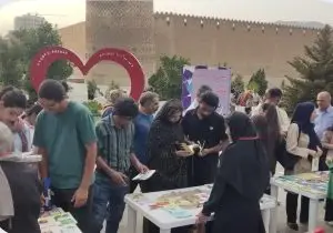 توزیع ۵۰۰ جلد کتاب رایگان در ارگ کریمخانی شیراز