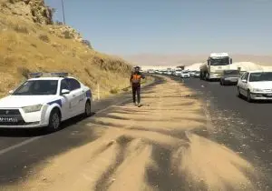 اقدام مسئولانه راهدار اداره‌کل راهداری فارس؛ ایمن‌سازی محور سروستان پس از نشت گازوئیل