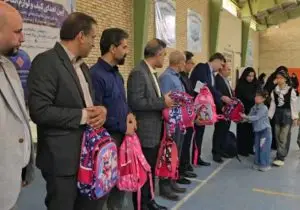 توزیع ۳۰۰ بسته لوازم التحریر به فرزندان دانش آموز خانواده های  زندانیان نیازمند شیراز