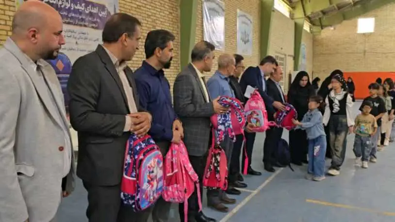 توزیع ۳۰۰ بسته لوازم التحریر به فرزندان دانش آموز خانواده های  زندانیان نیازمند شیراز
