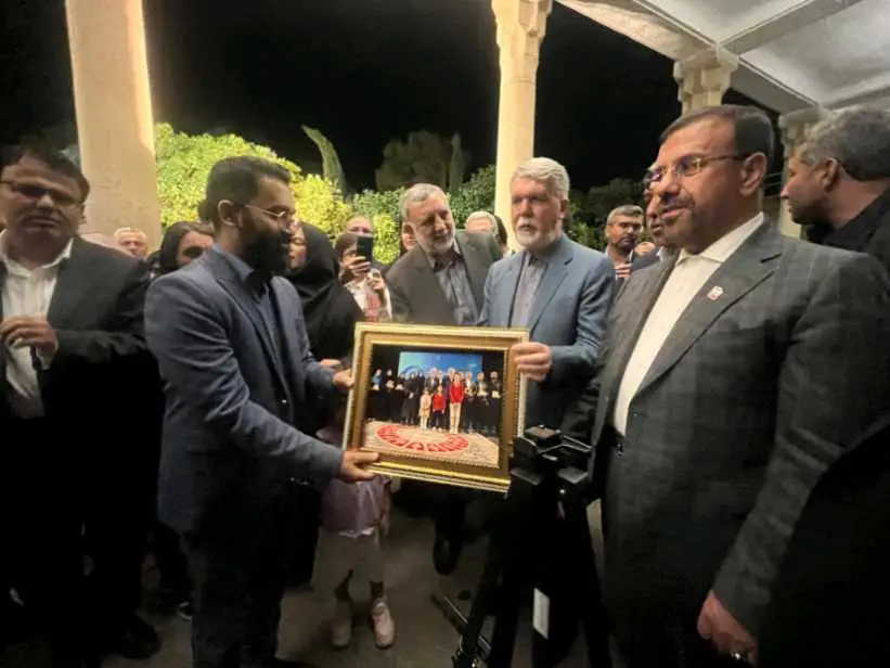 رونمایی از پوستر «اوز؛ پایتخت کتاب ایران» در حافظیه شیراز